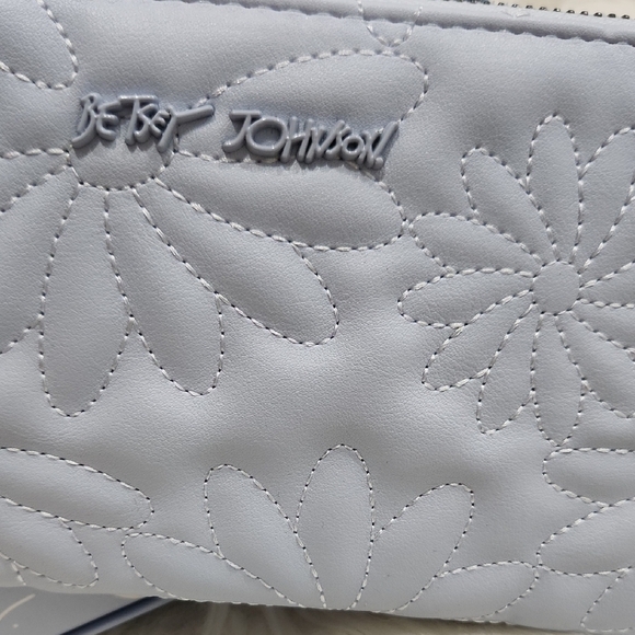 💙🔹️Betsey Johnson🔹️ Blue Quilted Vozed Z/A Wallet Wristlet Floral Wallet - Picture 7 of 12